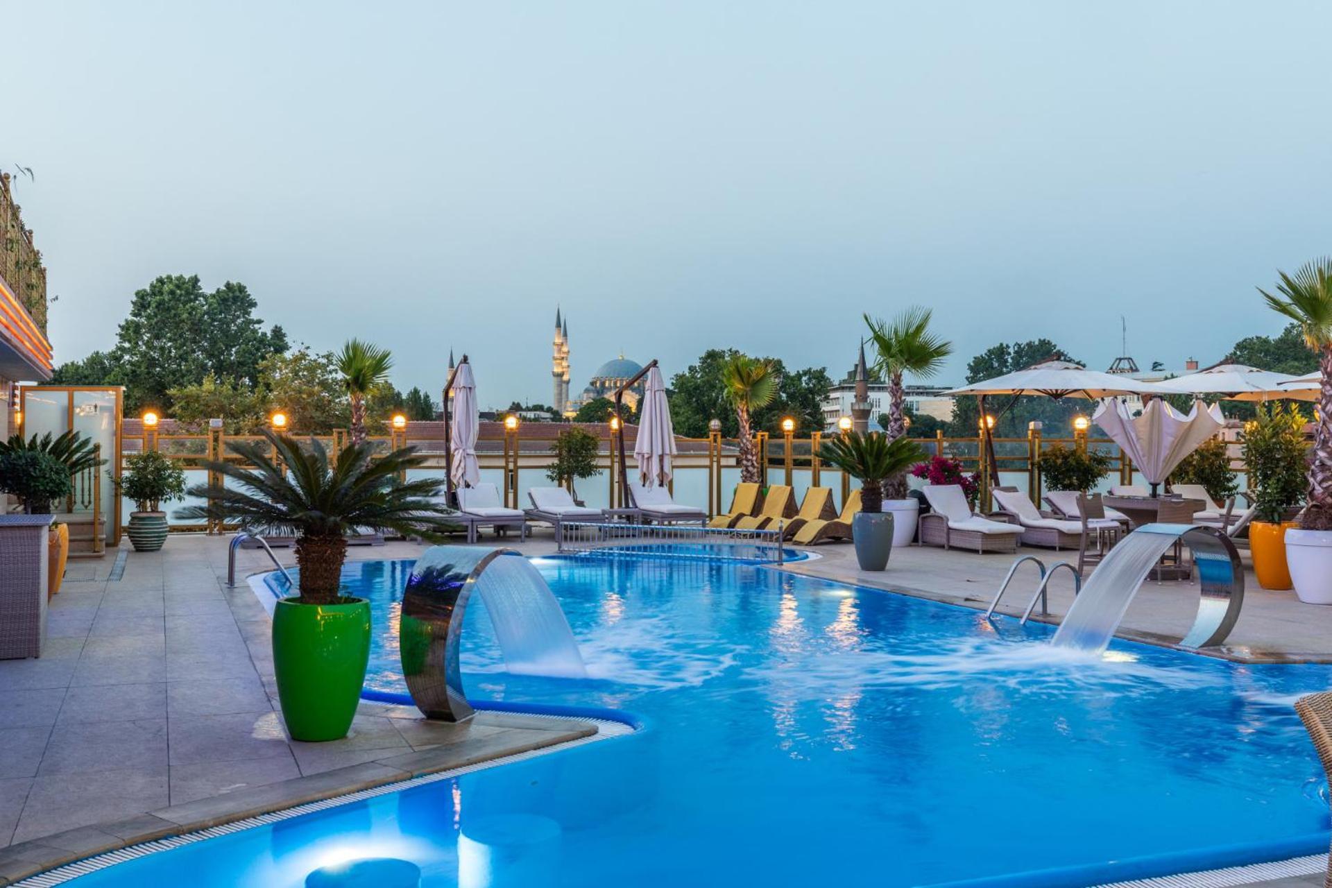 Wyndham Istanbul Old City Экстерьер фото The swimming pool at the hotel